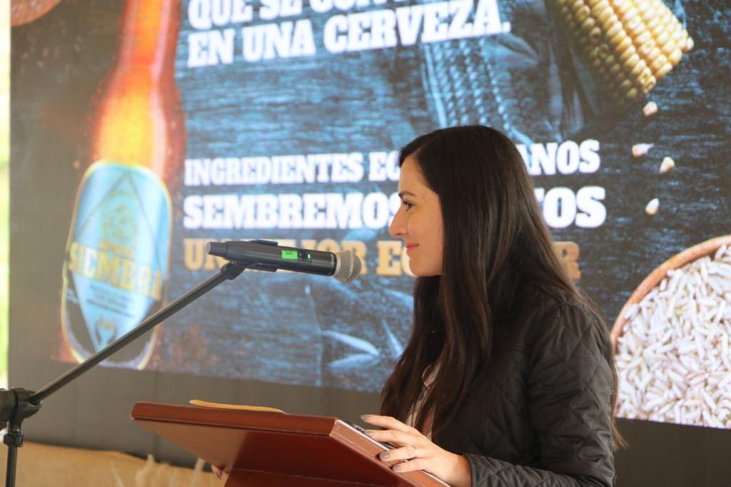 Produccion_Ecu's tweet photo. La viceministra @CarlaMuirragui participó en la presentación de resultados 2021 del Programa #SiembraPorContrato y el plan de acción 2022. La iniciativa busca elevar el nivel de competitividad del sector agrícola, alcanzar economías de escala y facilitar el acceso a mercados. https://t.co/rFw75dyo65