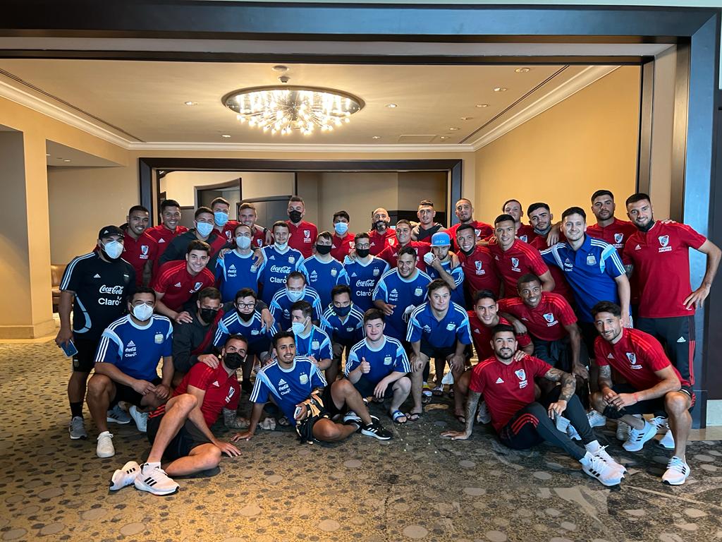 RiverPlate's tweet photo. 📸 En Lima, el plantel se encontró con la Selección Argentina de Futsal con Síndrome de Down que está participando del Mundial 🇦🇷👏 https://t.co/F6y85ao0qJ