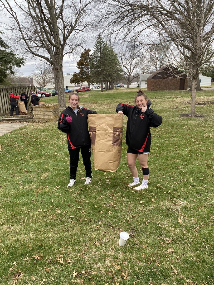 SimpsonWSOC's tweet photo. On this #SCCampusDay we:
1) Played Soccer
2) Raked Leaves
3) Ate Breakfast Burritos
🚨Free #SimpCoWoSo T-Shirt to whoever guesses first the number of bags we filled with leaves and sticks!
#SCDayOfGiving #ONESimpsonDay #RollStorm #FAMILY https://t.co/6Tqxpv7y5c