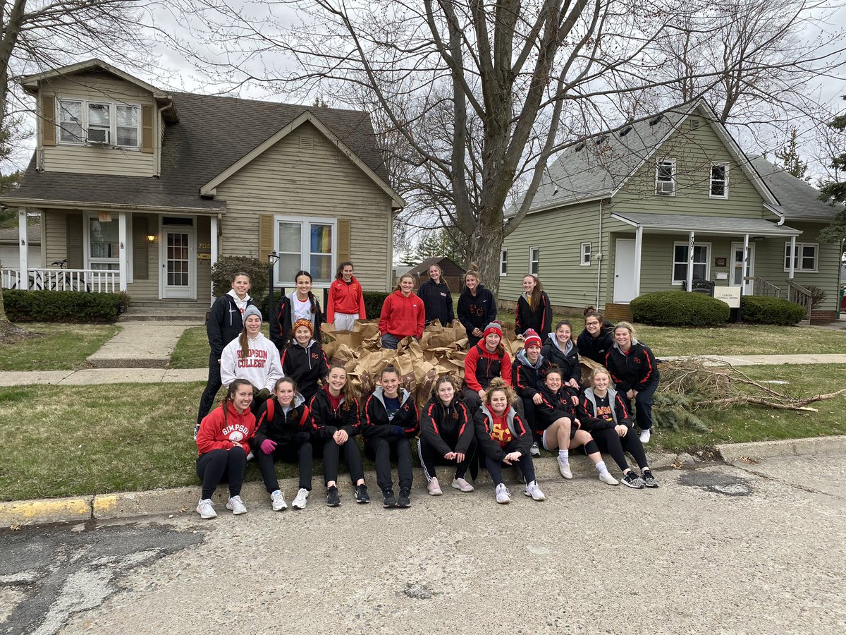 SimpsonWSOC's tweet photo. On this #SCCampusDay we:
1) Played Soccer
2) Raked Leaves
3) Ate Breakfast Burritos
🚨Free #SimpCoWoSo T-Shirt to whoever guesses first the number of bags we filled with leaves and sticks!
#SCDayOfGiving #ONESimpsonDay #RollStorm #FAMILY https://t.co/6Tqxpv7y5c