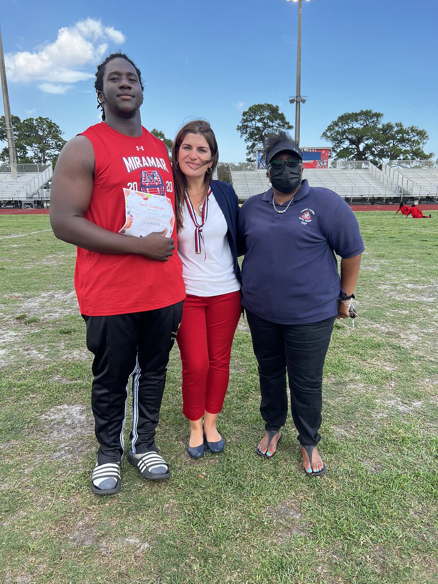 msformoso's tweet photo. Shout out to my senior track STARS!  Our #PatriotScholarAthletes represent us well on and off the track!  #PatriotsNeverRest! #StrongerTogether! https://t.co/xG3xpptlWU