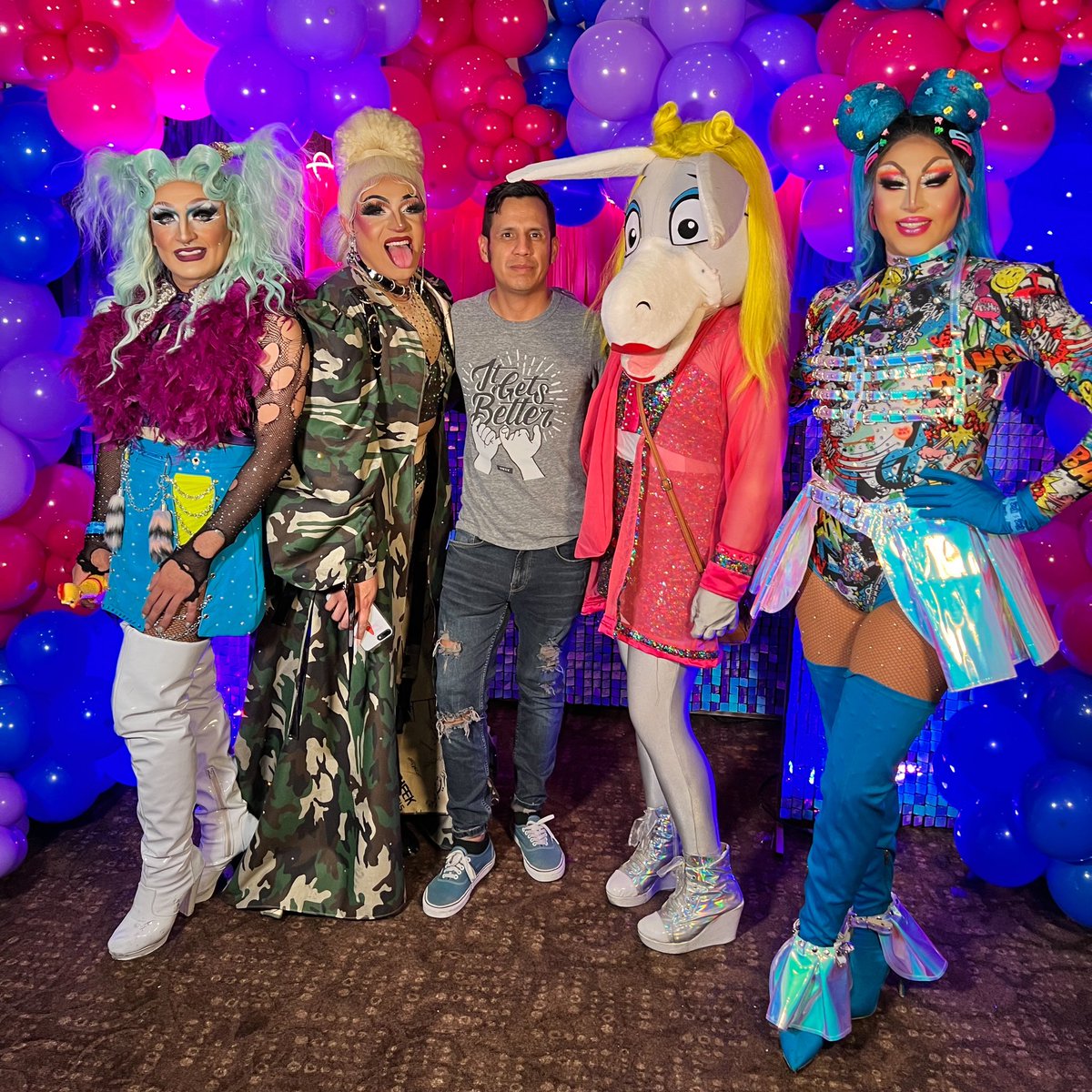 rubmaza's tweet photo. Por cierto, no les habΓa compartido esta bonita foto que me tomΓ© en la @BreeConMx #breeconmx, la verdad soy fan de @turbulencequeen @blackpearldrag @burritaburrona y @PekeBalderas. Me da gusto que existan este tipo de espacios, y ya estamos listes para la #BreeConMx2023. https://t.co/lIOthL8UC2