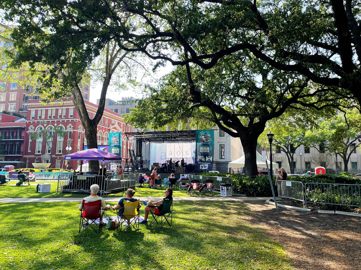DavidMora's tweet photo. Beautiful weather for @YLCWATS! 🌞🌳🎶 #DowntownNOLA #NewOrleans #WednesdayAtTheSquare https://t.co/jIoOVAapJU