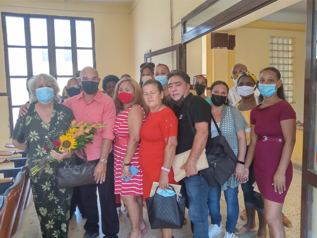 BarbyCTC's tweet photo. Celebrada la Asamblea de Balance Sindical en la Cujae se reconoce a la Secretaria General saliente por su entrega durante éstos 6 años más los 10 años en el Buró,recibe reconocimiento además por el Sindicato Nacional y Municipal. https://t.co/GgqiMfOcqr
