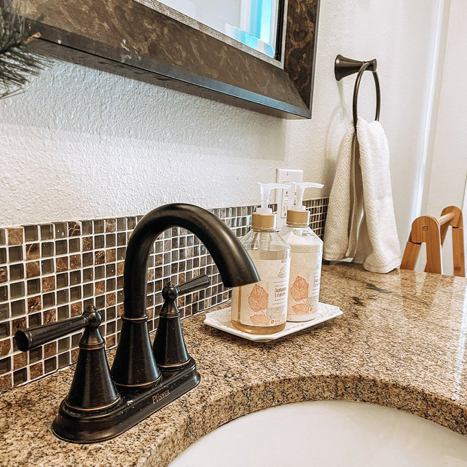 showroomatrube's tweet photo. Our Saxton centerset faucet offers a transitional style with a modern twist! #pfister #kitchenbathshowroom #bathfaucets https://t.co/IvfRlk5Mmc