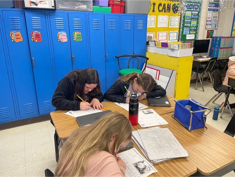 castle_wr's tweet photo. Mrs. Jeffiers’ 3rd graders love learning in math studios. https://t.co/EoxQJ15t96