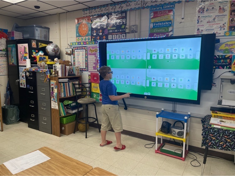 castle_wr's tweet photo. Mrs. Jeffiers’ 3rd graders love learning in math studios. https://t.co/EoxQJ15t96