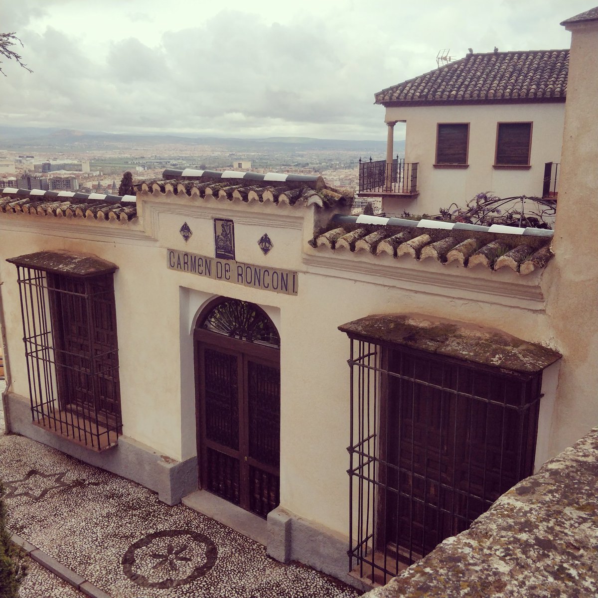 GranadaTapaTour's tweet photo. Granada has "Carmen" houses dotted all over. This one has the most amazing view 🤩😍 #visitspain #granadacity #oldhouses #housewithaview https://t.co/BKlQ1Ttga7