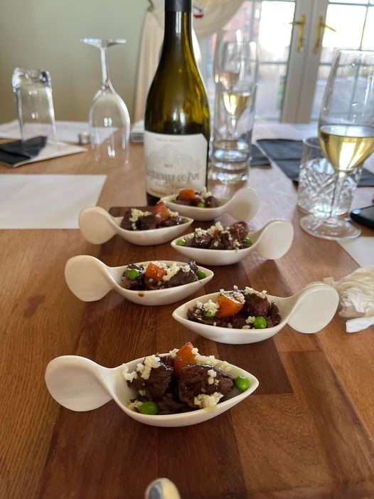 OxfordPig's tweet photo. Chateauneuf du pape Blanc with braised #OSBPork cheeks, carrot, pea and finely diced apple.
Absolutely delightful. Kerrie & JP Chalmers value and appreciating homereared #pork #delicious #exploreOSBPork #OSBRareBreedPork #PutBritishPorkonyourFork #biteintoBritish @britfood https://t.co/9aXrMuCfpA