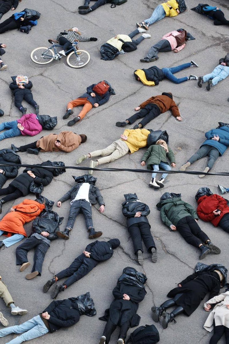 Любители перфомансов забыли для достоверности белые повязки надеть. Ещё бы можно было кого-то с автоматом пустить меж рядами колени попростреливать