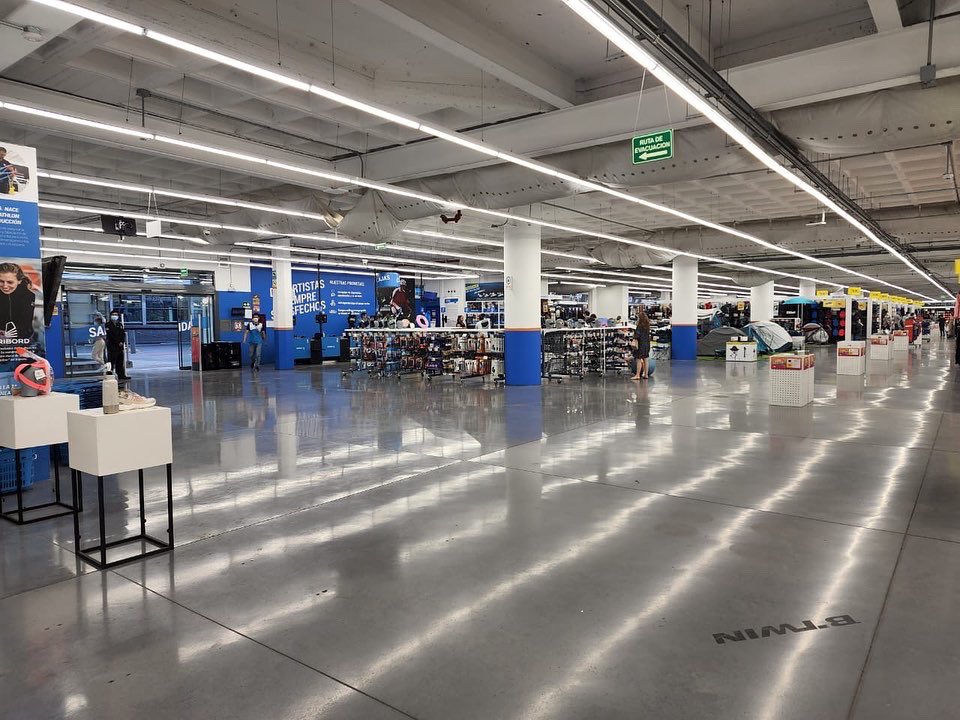 RCRPisosIndus's tweet photo. Diseño y construcción de piso realizado en 2016. 👷🏽 para @DecathlonMX en CDMX. Sistema #RCRMastermall sobre losa de concreto con junta Permaban Eclipse de @PermabanRCR y endurecedor #Qualitop de @RoclandFloor. El piso se encuentra en estado óptimo y funcional." https://t.co/7364dHjuDx