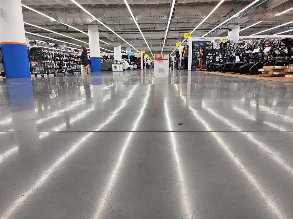 RCRPisosIndus's tweet photo. Diseño y construcción de piso realizado en 2016. 👷🏽 para @DecathlonMX en CDMX. Sistema #RCRMastermall sobre losa de concreto con junta Permaban Eclipse de @PermabanRCR y endurecedor #Qualitop de @RoclandFloor. El piso se encuentra en estado óptimo y funcional." https://t.co/7364dHjuDx