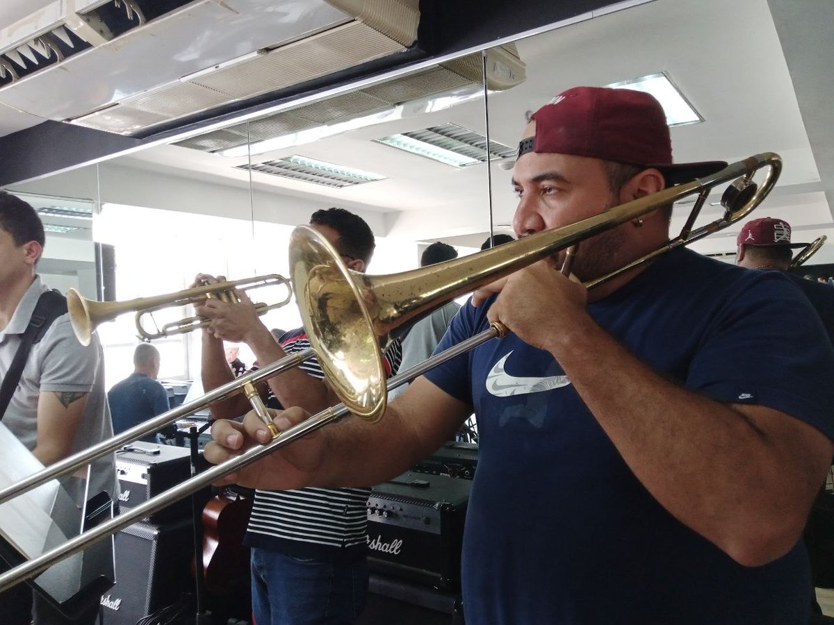La banda Khalafary's🎸 fusionará su música a las melodías de la Orquesta Filarmónica Nacional de Venezuela 🎻 y de la Orquesta Sinfónica de la Milicia Bolivariana Hugo Chávez, en el maravilloso concierto #20Abriles 🎶

#EtiquetaAVenezuela