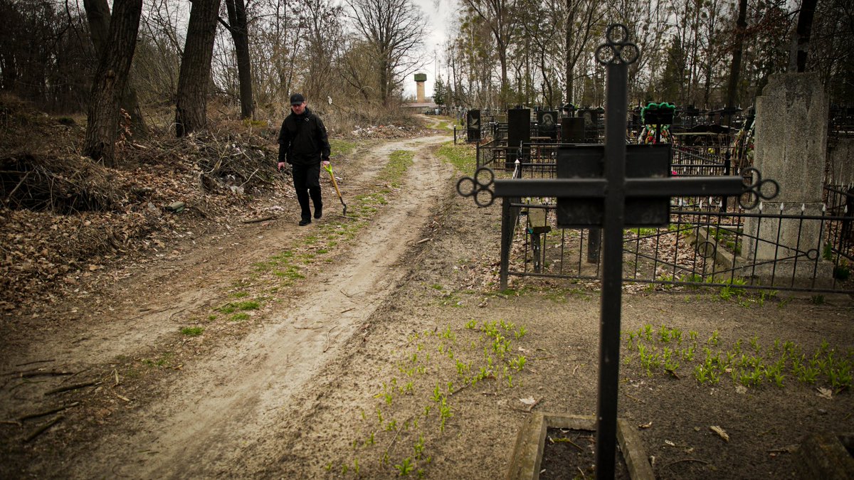 Ruslan Kravtchenko est procureur à Boutcha. Avec sa pelle pour déterrer les preuves, il se rend sur les lieux de crime. Constats de sa journée : 3 hommes fusillés, deux autres torturés à mort et une femme et son chat victime d'un tir d'artillerie lourde sur une route d'évacuation