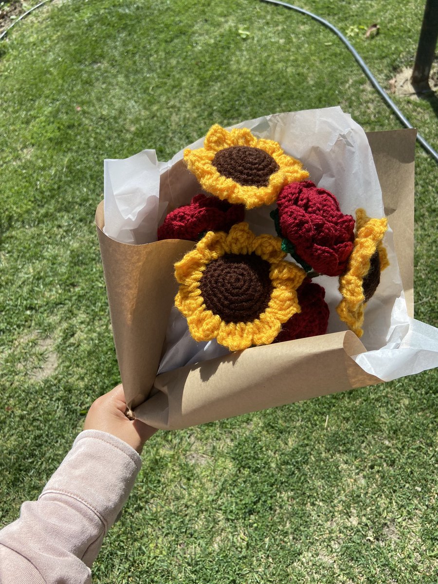 _emms__'s tweet photo. I make custom flower bouquets 💐 
Follow my insta @ dreamyydesignss 🥰 https://t.co/NYGGu0XQz2