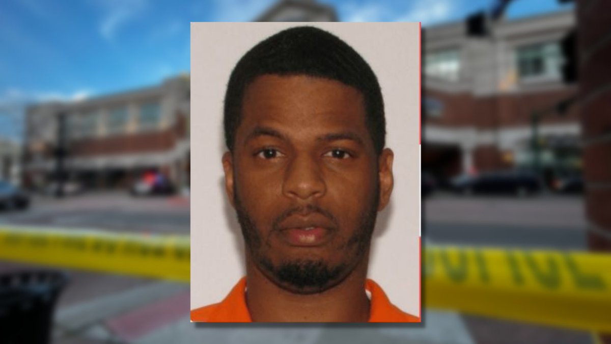WAVY_News's tweet photo. Have you seen this man? 

39-year-old Gary Moore from Virginia Beach is the suspect in last weekend's fatal triple shooting at the MacArthur Center. https://t.co/9aSUoJ1tVf https://t.co/5mXPm0FNhy