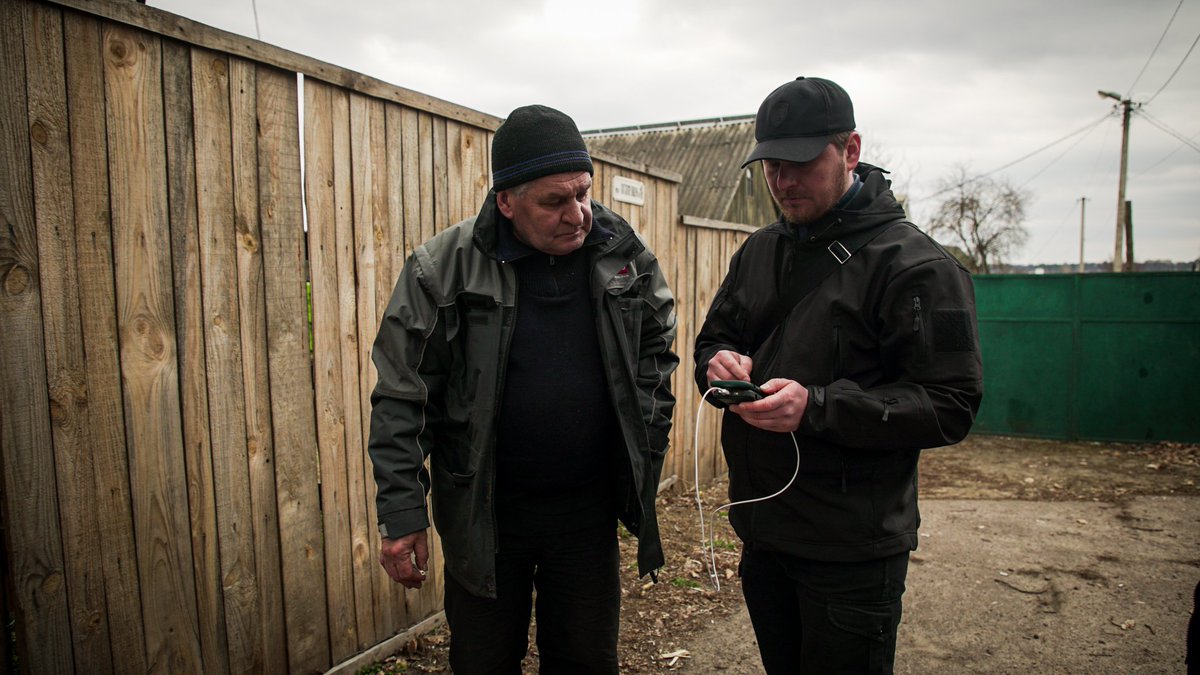 Cet habitant de Boutcha approche le Procureur pour lui indiquer le lieu où sont enterrées d'autres victimes civiles. Elles sont dans son jardin. La plupart des expertises faites par Ruslan ce jour ci, montrent des hommes âgés, dont certains ligotés