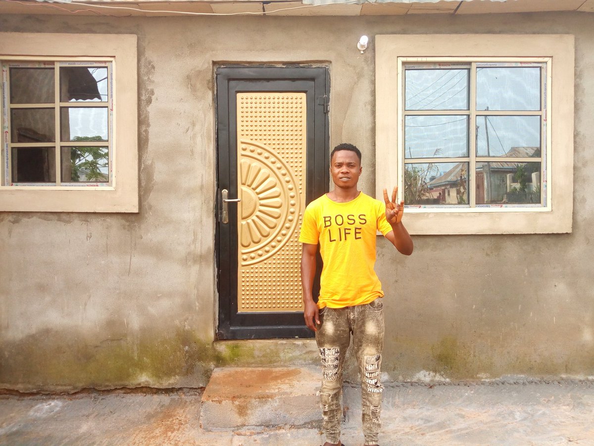 kunuboycomedy's tweet photo. I gave up on comedy to focus on barbing , i cut for 200 naira only i am now a proud owner of 2rooms selfcontain, I am 23yrs and this is my biggest achievement thank you lord. The secret is i pay my tithe in church. Retweet to show love #LagosSwindlers https://t.co/QH67xn84me