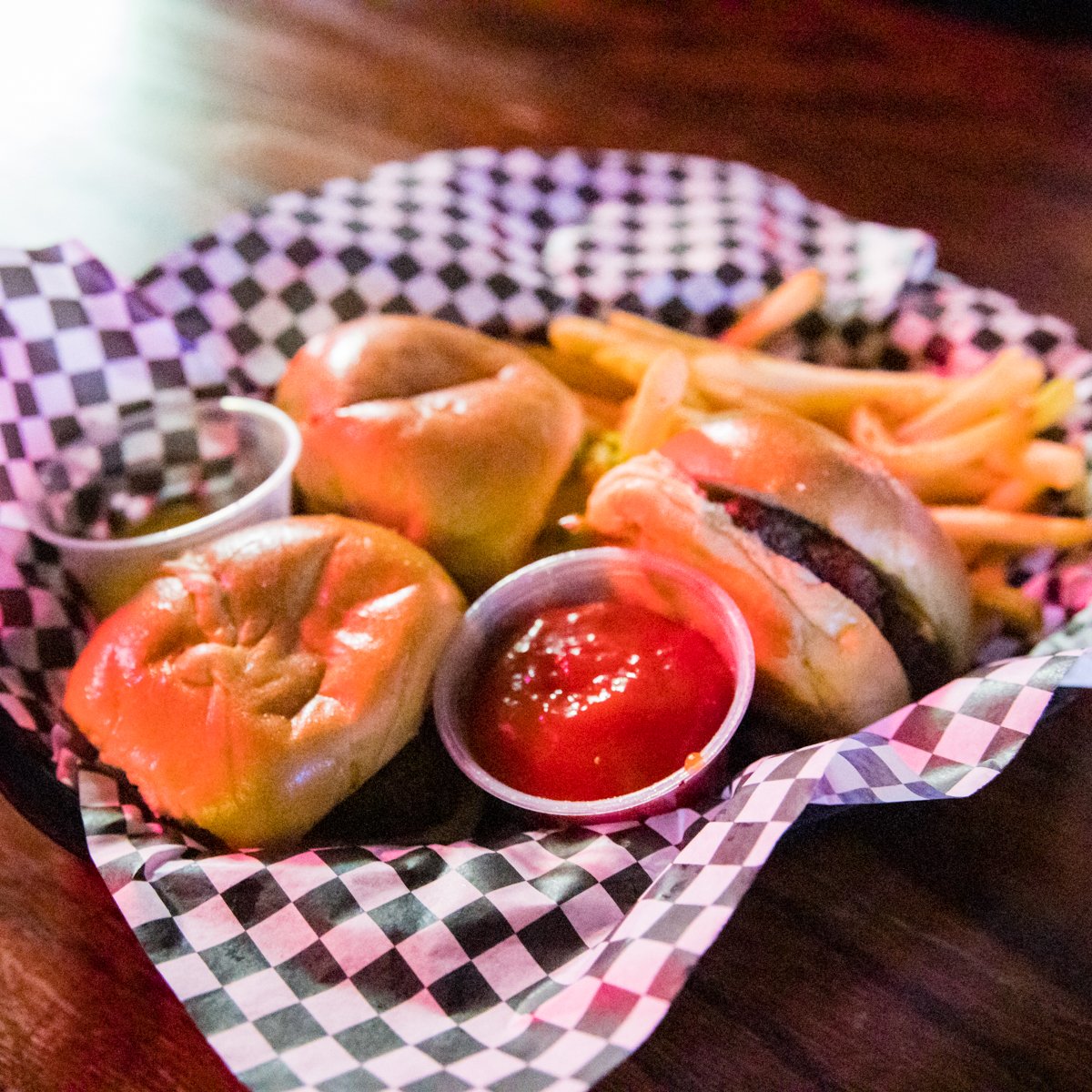 FriendsKaraokeP's tweet photo. There's no shame in sharing when it comes to our bar food. Tag a friend who's helping you devour these sliders and fries. https://t.co/p968yhEl0C