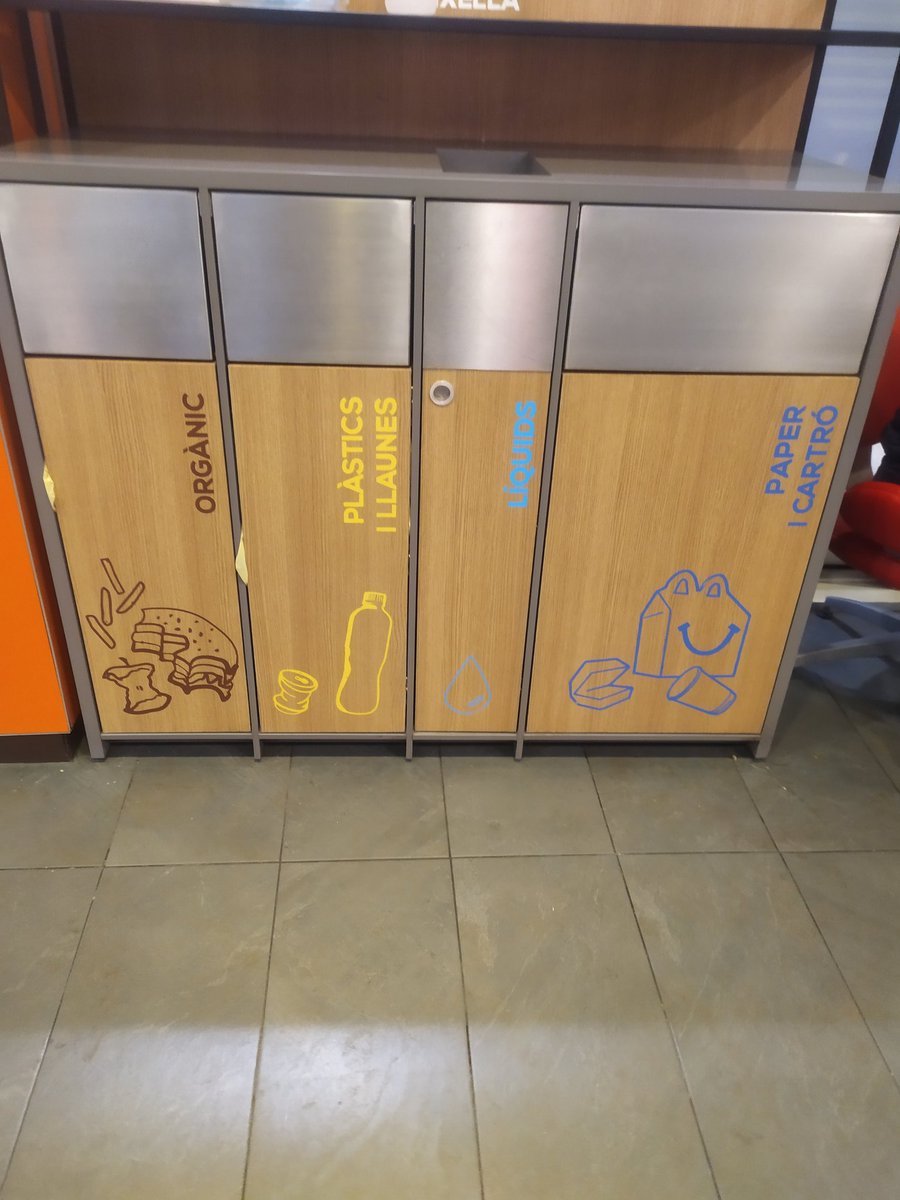 sergidotu's tweet photo. Al @McDonalds de Sants Estació he provocat una mica de cua provant de destriar les restes després de menjar-hi.
Ha vingut una empleada i tot al mateix sac sense separar!
#postureomaxim @SalutGOIB @cmat_ib @govern https://t.co/VIxaS6EV22