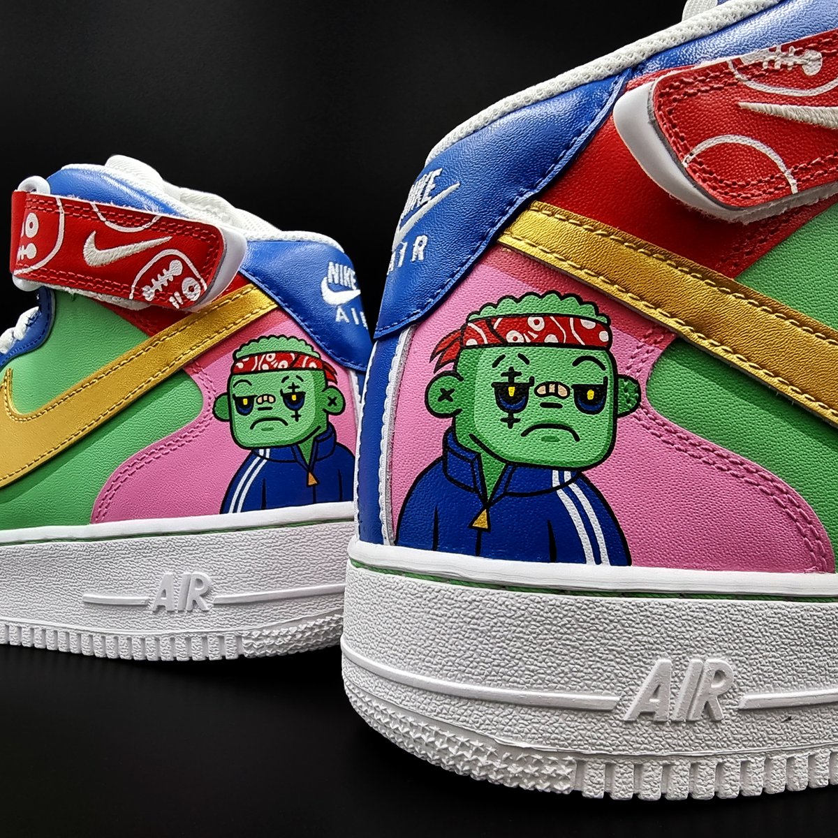 SekureD's tweet image. My latest custom is for the first winner of the @Deadfellaz x @metalinklabs raffle.

He might not look thrilled about it but he looks perfect on the heel of these AF1s 👀💚
#deadfellaz
