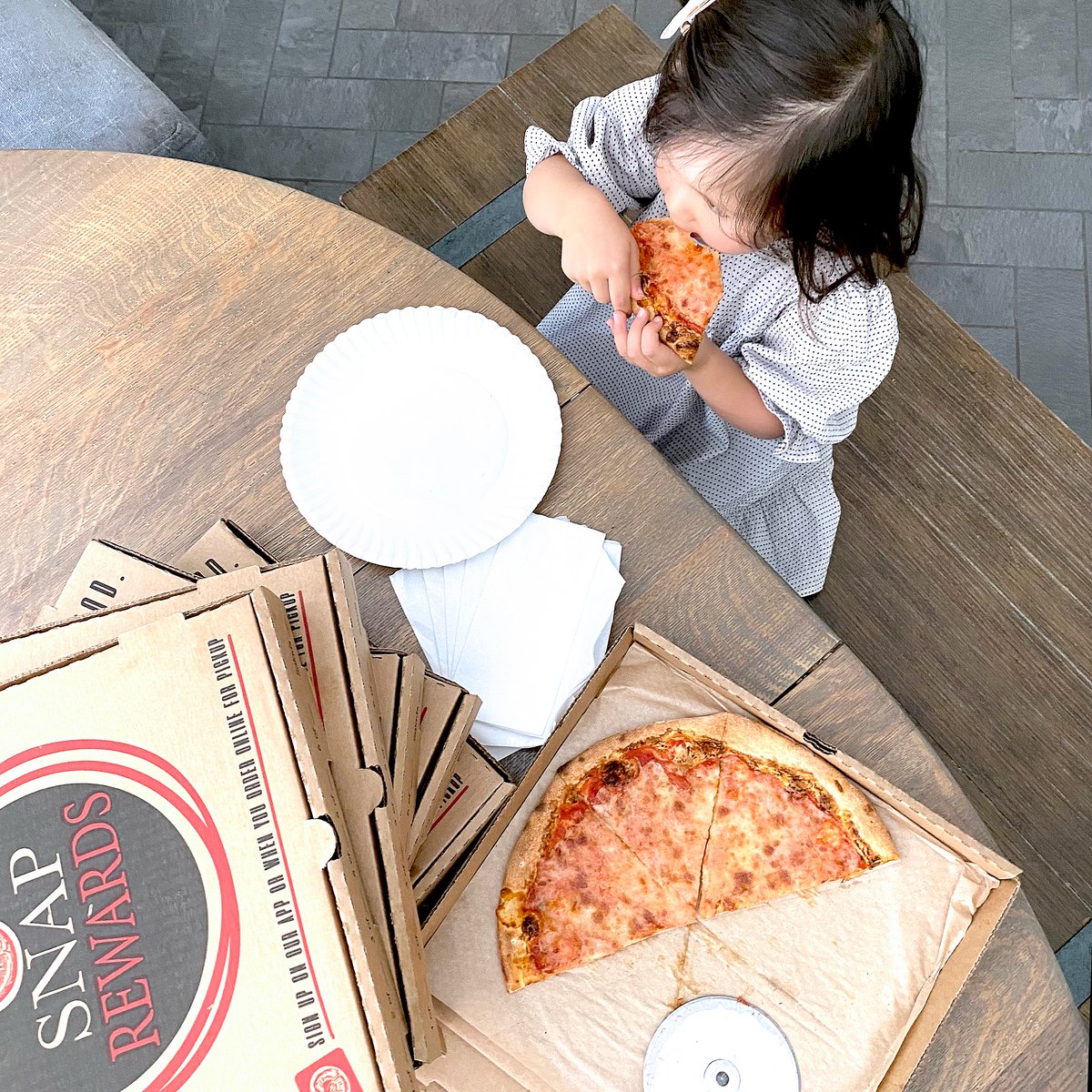 At SNAP we value using fresh, quality ingredients just like you would at home. Making the best tasting combinations possible, and everything from scratch. Don't overthink it - stop by your local SNAP today! 🙌
.
.
#SNAP #custompizza #pizzalovers #enjoypizza #createyourown