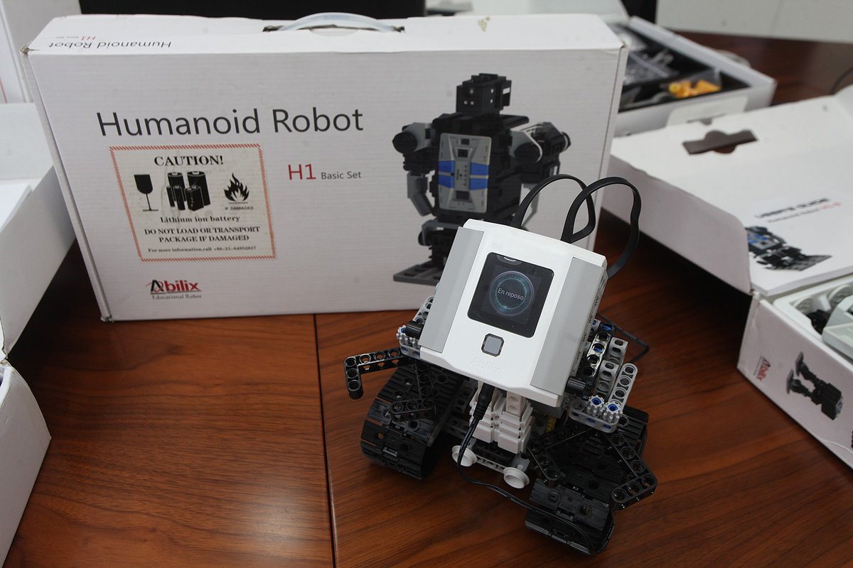 IngenieriaUCAB_'s tweet photo. ¿Te animas a explorar el mundo de la inteligencia artificial? 🤖
Gracias a la donación de la Corporación Robótica 999 C.A. nuestros estudiantes de Ingeniería pueden conocer, de primera mano, diversas ramas de la robótica y la domótica.
¡Somos #UCABTech! https://t.co/bLWCsgDTlL