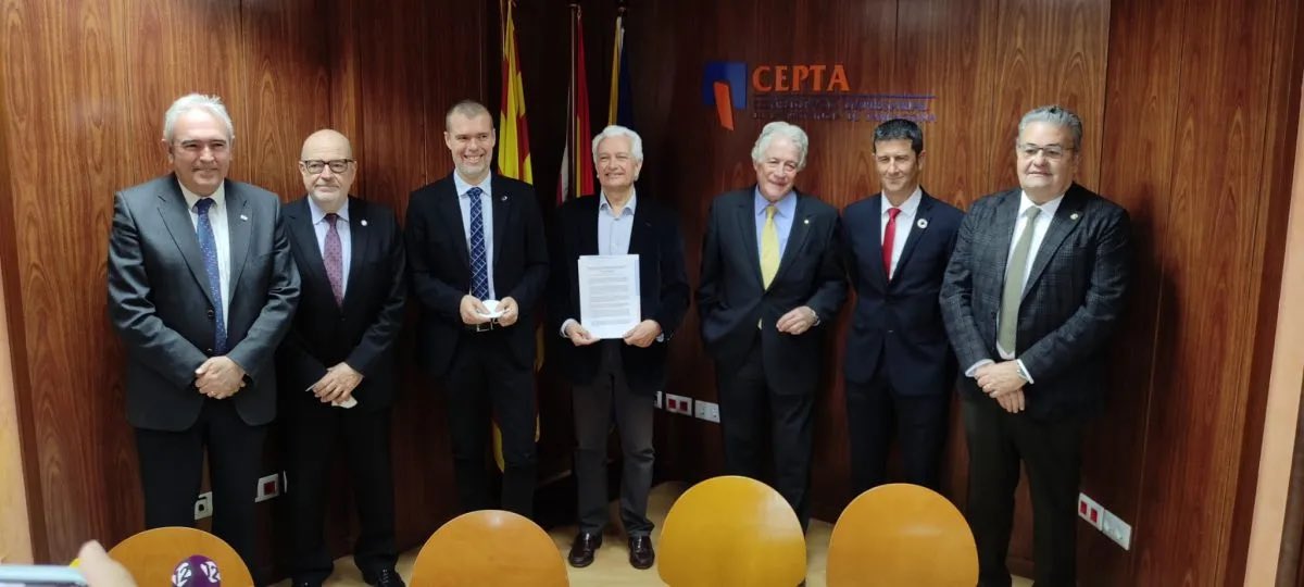 cambrareus's tweet photo. 👉Aquest matí s’ha presentat a Tarragona, a la seu de la #CEPTA, la declaració conjunta de les entitats empresarials de la demarcació en suport del corredor de Mercaderies per l’interior.
https://t.co/5iO1DPqgoO https://t.co/Prpa1TjL5R
