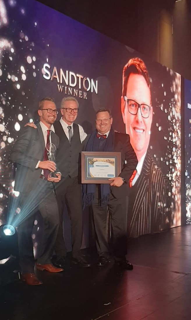 ChasEveritt's tweet photo. Super big applause to the Sandton office for winning the National Top Metro Office award tonight. #chasawards #agentrecognition #chasfamily #getbrightonyourside #ChasGala2022 #realestate https://t.co/Lc1A6Ncicc