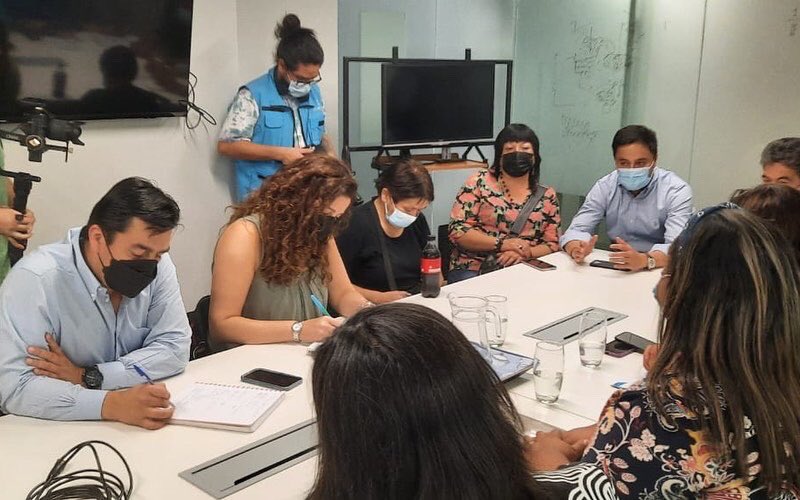 ServiuRM's tweet photo. Hoy la directora Juana Nazal se reunió con la alcaldesa de @MuniLaPintana, @ClaudiaPizarro, el edil de @MuniLaFlorida, @rodolfocarter, y la directora de @DTPMet, @PaolaTapiaSalas, para evaluar y concretar acciones en torno a la pavimentación de la calle Bahía Catalina. https://t.co/B76uS2BCyB