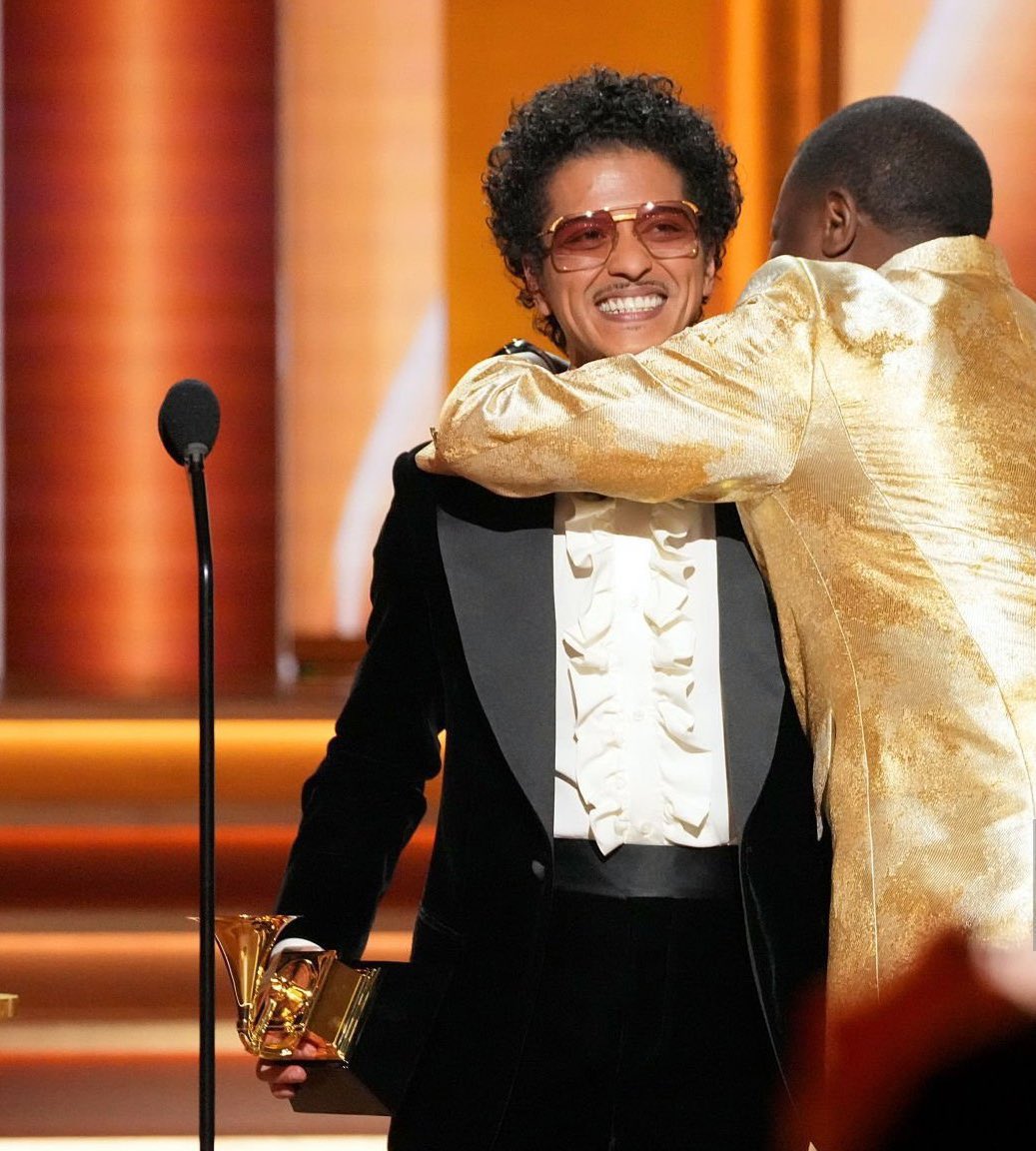 ShortKakeee's tweet photo. .@BrunoMars Smile is EVERYTHING!! 😍😆#PutOnASmile https://t.co/MEOMKmWWMf