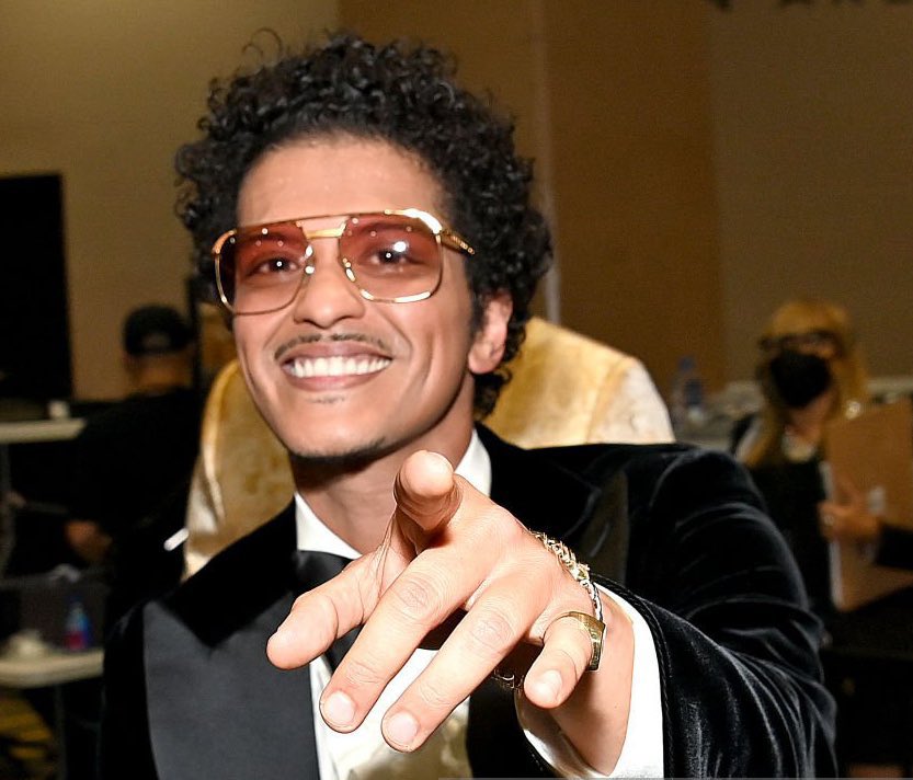 ShortKakeee's tweet photo. .@BrunoMars Smile is EVERYTHING!! 😍😆#PutOnASmile https://t.co/MEOMKmWWMf