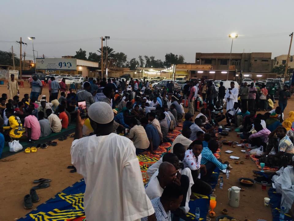 Nmhali's tweet photo. #Apr6March
Photos of the Iftar in Omdurman earlier this evening.
#SudanCoup #Sudanese
#KeepEyesOnSudan #Sudan https://t.co/VxunXOsHpO