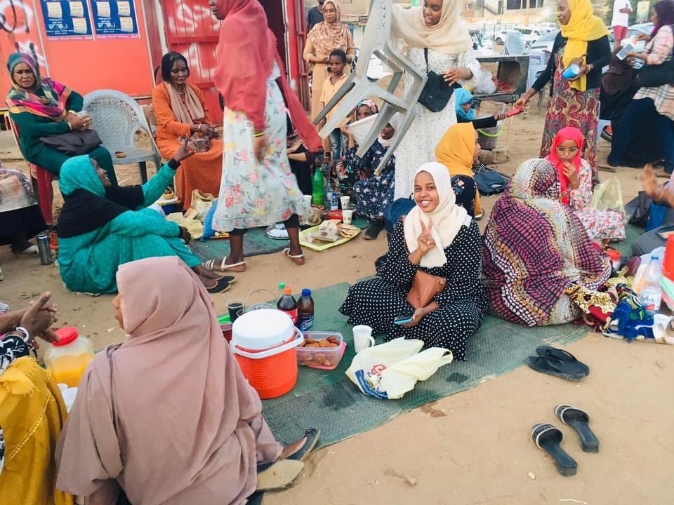 Nmhali's tweet photo. #Apr6March
Photos of the Iftar in Omdurman earlier this evening.
#SudanCoup #Sudanese
#KeepEyesOnSudan #Sudan https://t.co/VxunXOsHpO