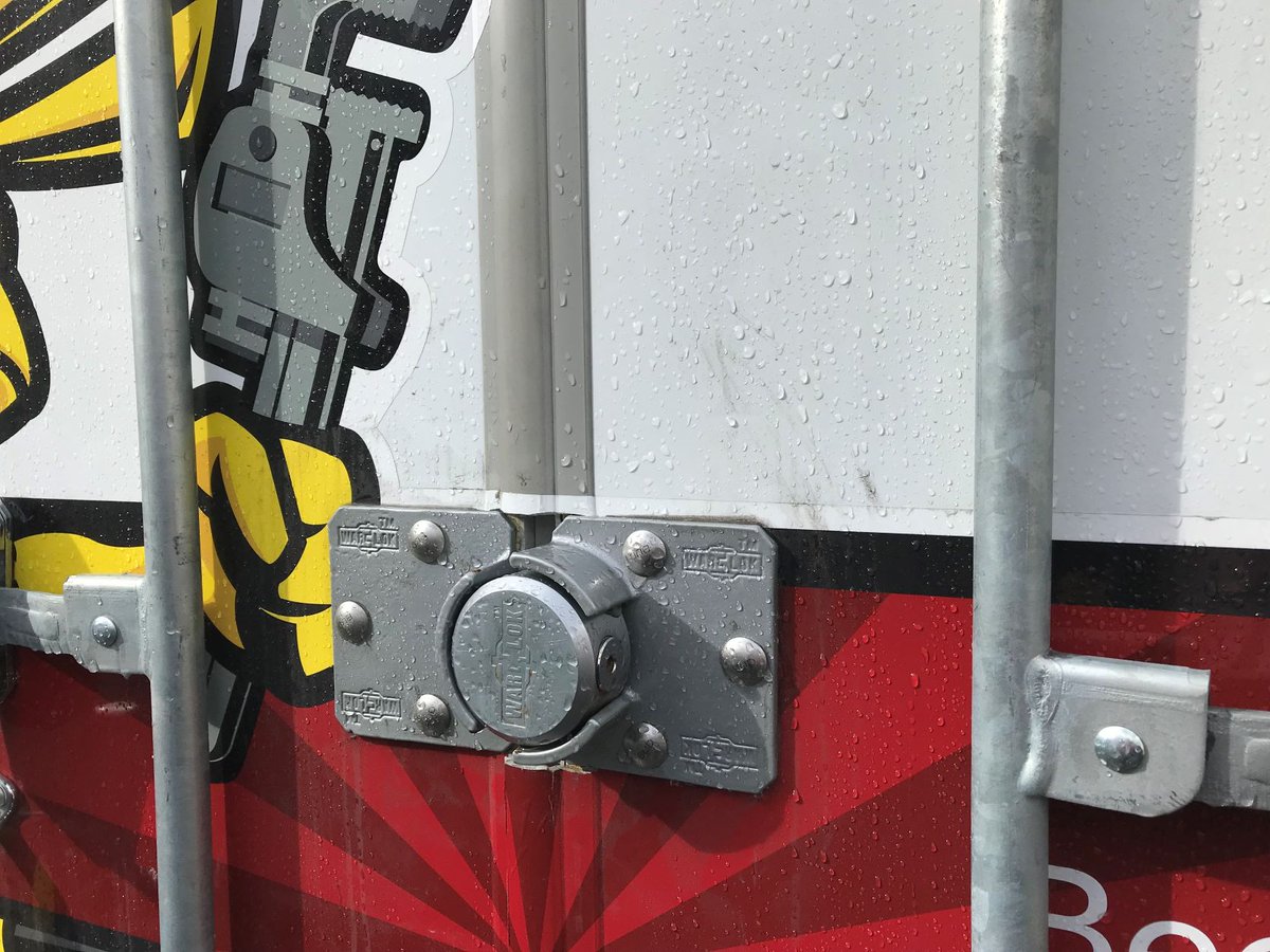 CHECK OUT: Fleet member Joe's Puck Lock &amp; Hasp over <a href="/BeesPlumbing206/">Bee's Plumbing</a> in Seattle, WA! 
"We have one on the back of every truck. 14 &amp; counting" 🔧🐝 💪
Send us a pic of your War-lok in action for a 10% discount &amp; a feature 📸👇
war-lok.com/pages/thefleet
#Trucking #WarlokSafe #Fleet