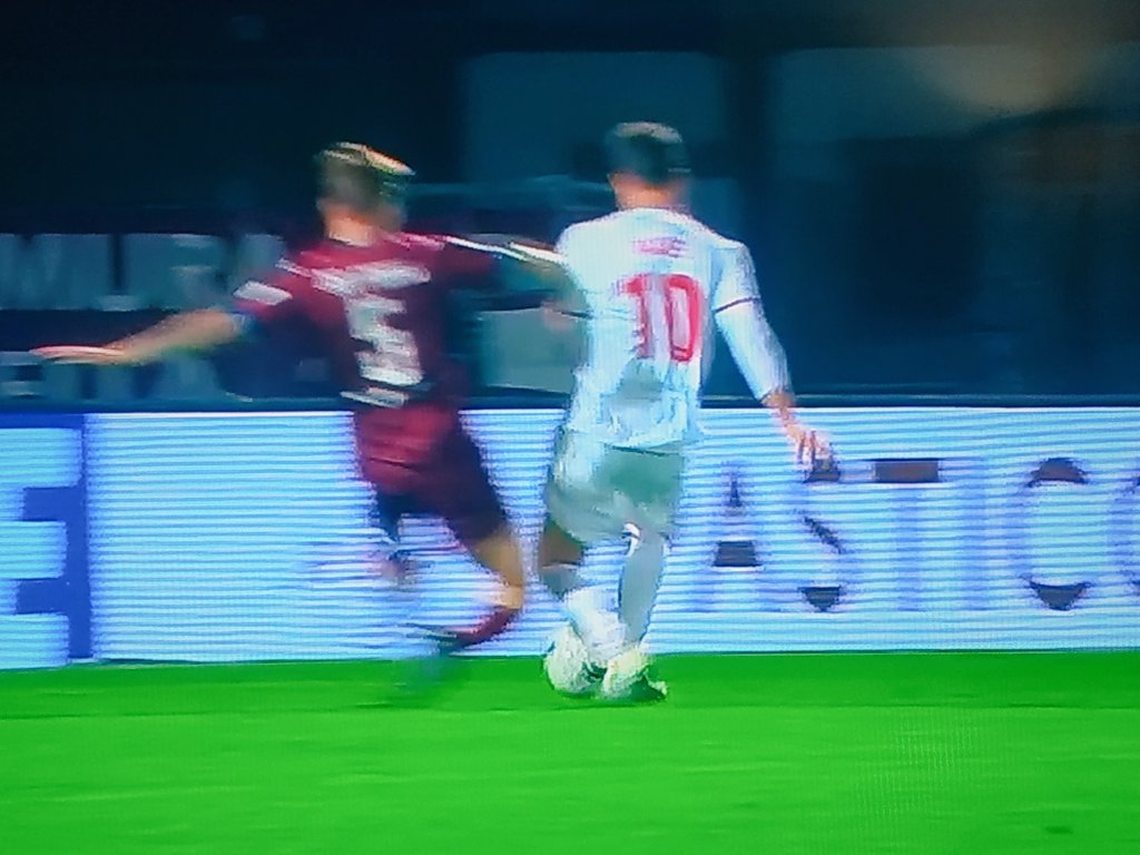 FabrizioFERRARl's tweet photo. Clamoroso in #CittadellaPerugia: #Robilotta — che torna ad arbitrare dopo 369 giorni — al 93'53" non vede un fallo in area di #DelFabro su #Matos e poi fischia la fine.
Gli umbri imbufaliti lo implorano di parlare al VAR, ma lui rimane fermo nell'errore. Perseverare è diabolico! https://t.co/WpvUGzdCS6