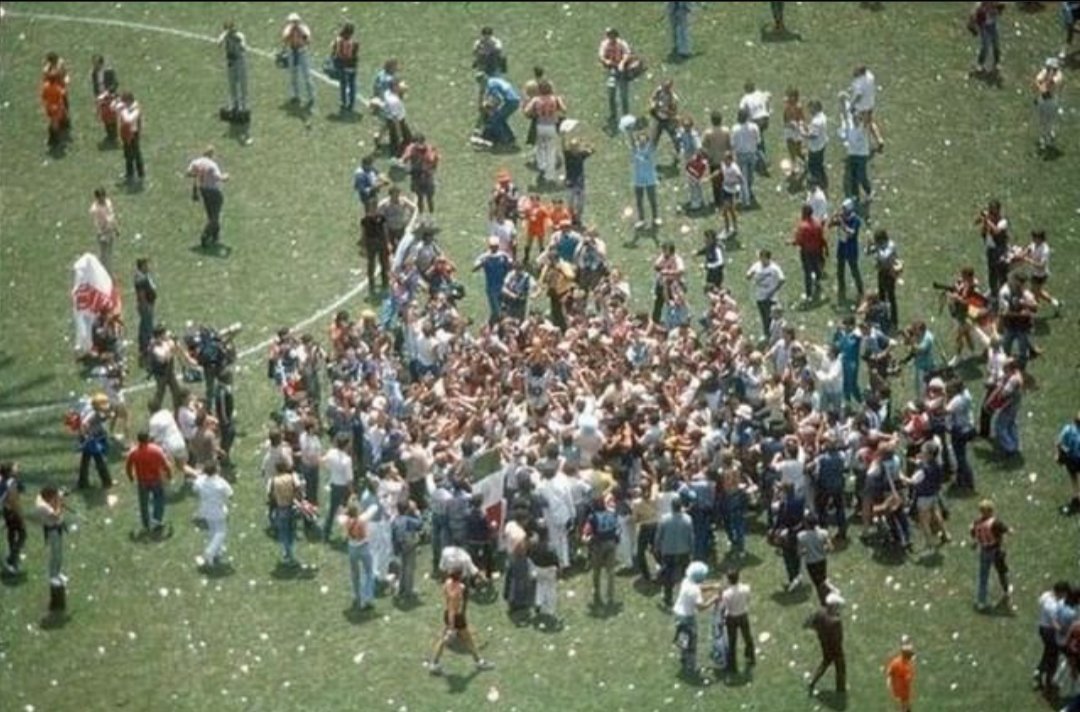 Está foto de Maradona campeón del mundo justo en el centro es perfecta.