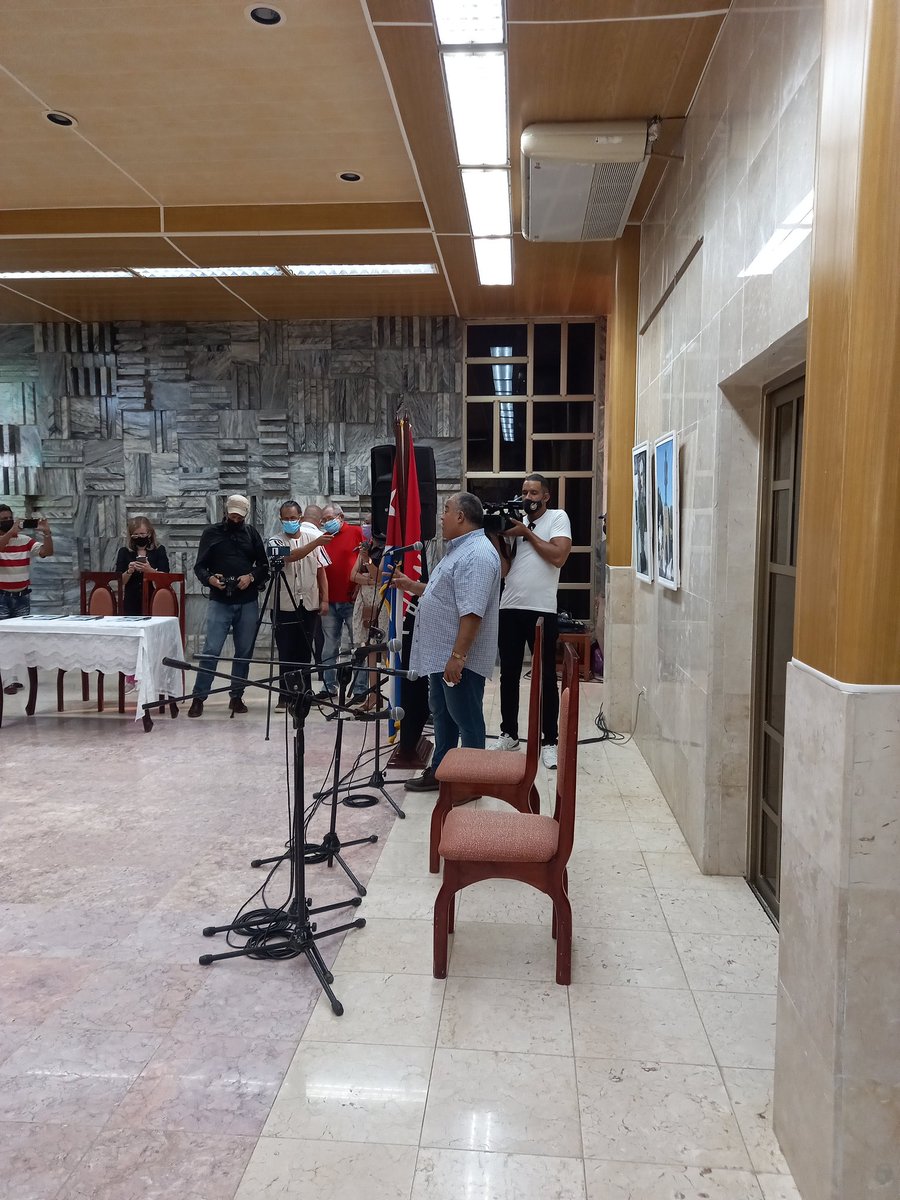 escribano_cruz's tweet photo. En el acto final de entrega del cargo del 1er Secretario del PCC comp.Federico Hernandes a Yanaisi Capo Napoles #QUEVACONTODO.
#HayContinuidad
#GranmaVive. https://t.co/clXwYpGH7f
