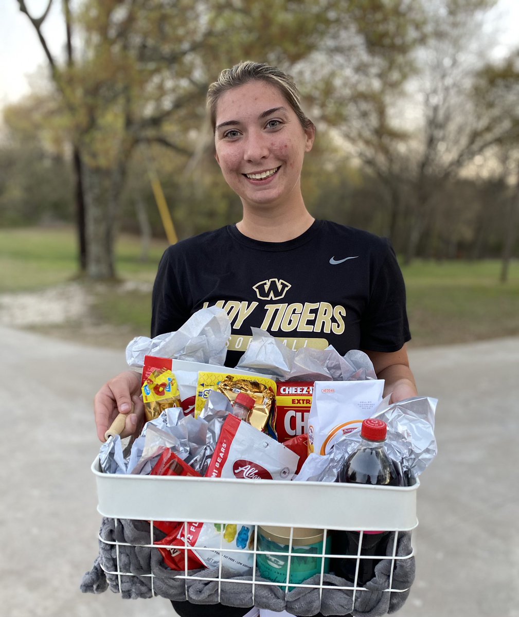 MadieRohre's tweet photo. Big thank you to Blue Ridge softball!! 💚 @BRISDAthletics @LadyTiger_sball https://t.co/xo5RVWMDhM