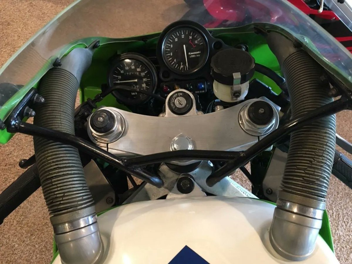 MotorcyclesJPN's tweet photo. 【ZXR400 / Kawasaki】
"The 398cc four revs up to 14,500 rpm and produces 62 horsepower in the process - somehow enough to get this bike up to 140 miles per hour."
[Motorcycle No. 296 (Ⅰ)]
#ZXR400 #ZX400 #ZX4 #ZXR250 #ZXR750 #Kawasaki

《Web》https://t.co/9nHduscDTt https://t.co/bdqh2UGGOK