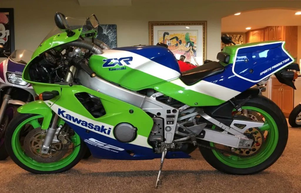 MotorcyclesJPN's tweet photo. 【ZXR400 / Kawasaki】
"The 398cc four revs up to 14,500 rpm and produces 62 horsepower in the process - somehow enough to get this bike up to 140 miles per hour."
[Motorcycle No. 296 (Ⅰ)]
#ZXR400 #ZX400 #ZX4 #ZXR250 #ZXR750 #Kawasaki

《Web》https://t.co/9nHduscDTt https://t.co/bdqh2UGGOK