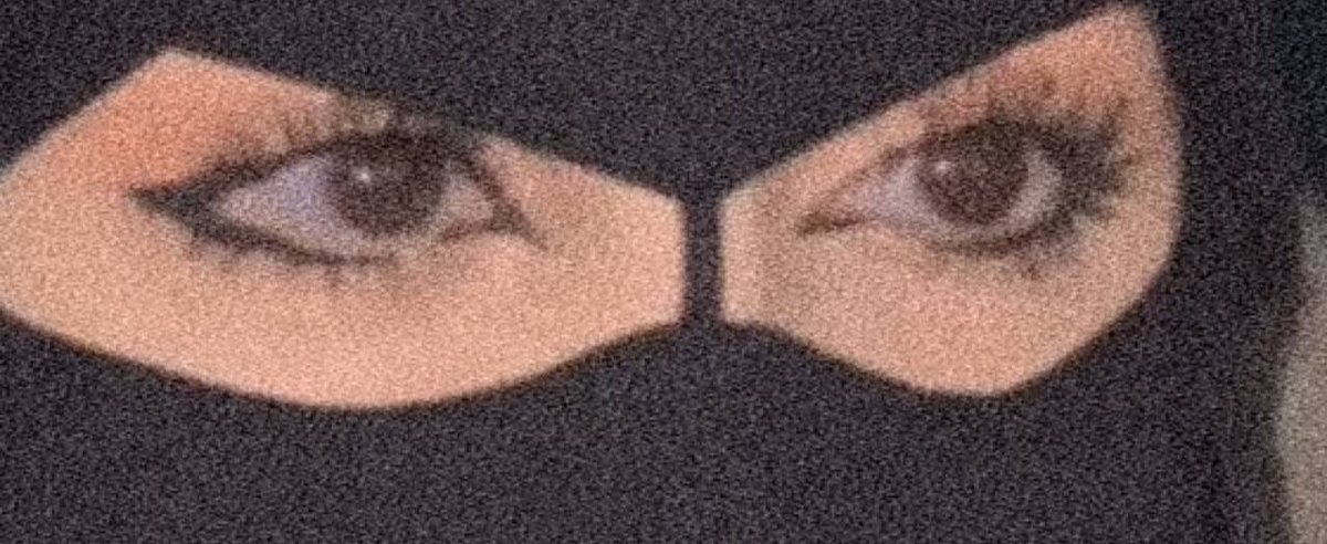 علينا الله اكبر قبل لاتزم برقعها
وانا توني غمر لا شارب ولا لحيه

اجيهم وانادي باسم اخيها مرقعها 
وعيني على سيد الرعابيب منتحيه .