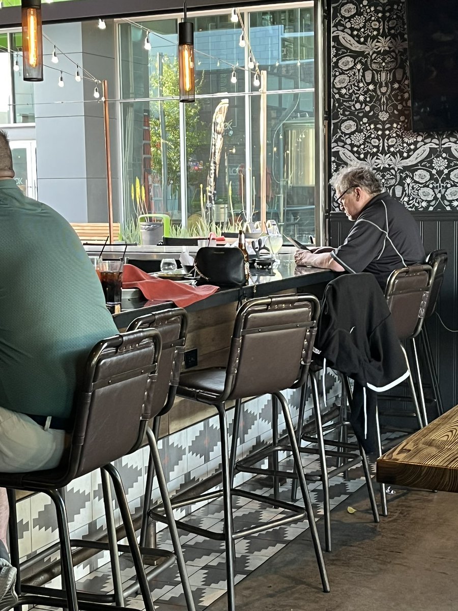 TheMelissaBloom's tweet photo. @cbables2 @dianavartemis Look another purse left at a bar while someone went to the restroom, and I wasn’t compelled for one second to steal it ~ crazy I know 🙄 https://t.co/XEiEKajKbq