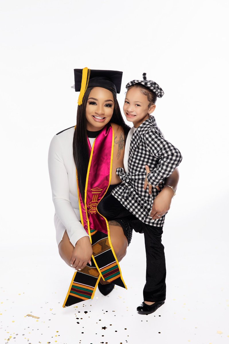 JallaGroves's tweet photo. They Were Never A Setback, Just Some Extra Motivation 🙌🏾🙌🏾

Mommy Of 2 And Both Of Them Watched Me Cross The Finish Line 🤞🏽🖤🤍👩🏽‍🎓👩🏽‍🎓👩🏽‍🎓 https://t.co/y0VWFk1IyO