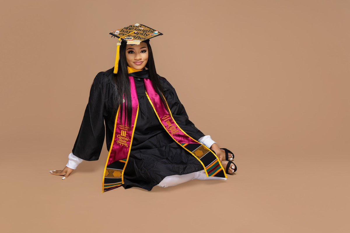 JallaGroves's tweet photo. They Were Never A Setback, Just Some Extra Motivation 🙌🏾🙌🏾

Mommy Of 2 And Both Of Them Watched Me Cross The Finish Line 🤞🏽🖤🤍👩🏽‍🎓👩🏽‍🎓👩🏽‍🎓 https://t.co/y0VWFk1IyO