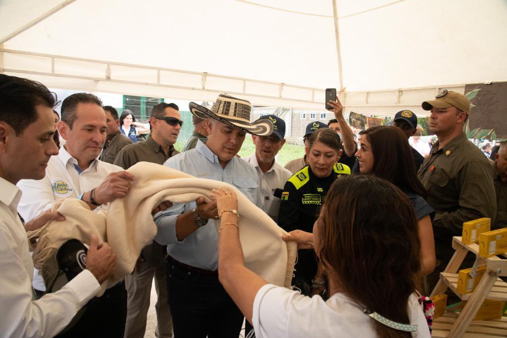 IvanDuque's tweet image. Le presentamos al país y al mundo #Paissana, el sello que ratifica nuestro compromiso con la #PazConLegalidad, fruto del trabajo #EnEquipo de productores campesinos, indígenas y afrocolombianos víctimas; reincorporados y agricultores, @PosconflictoCO y sector privado.