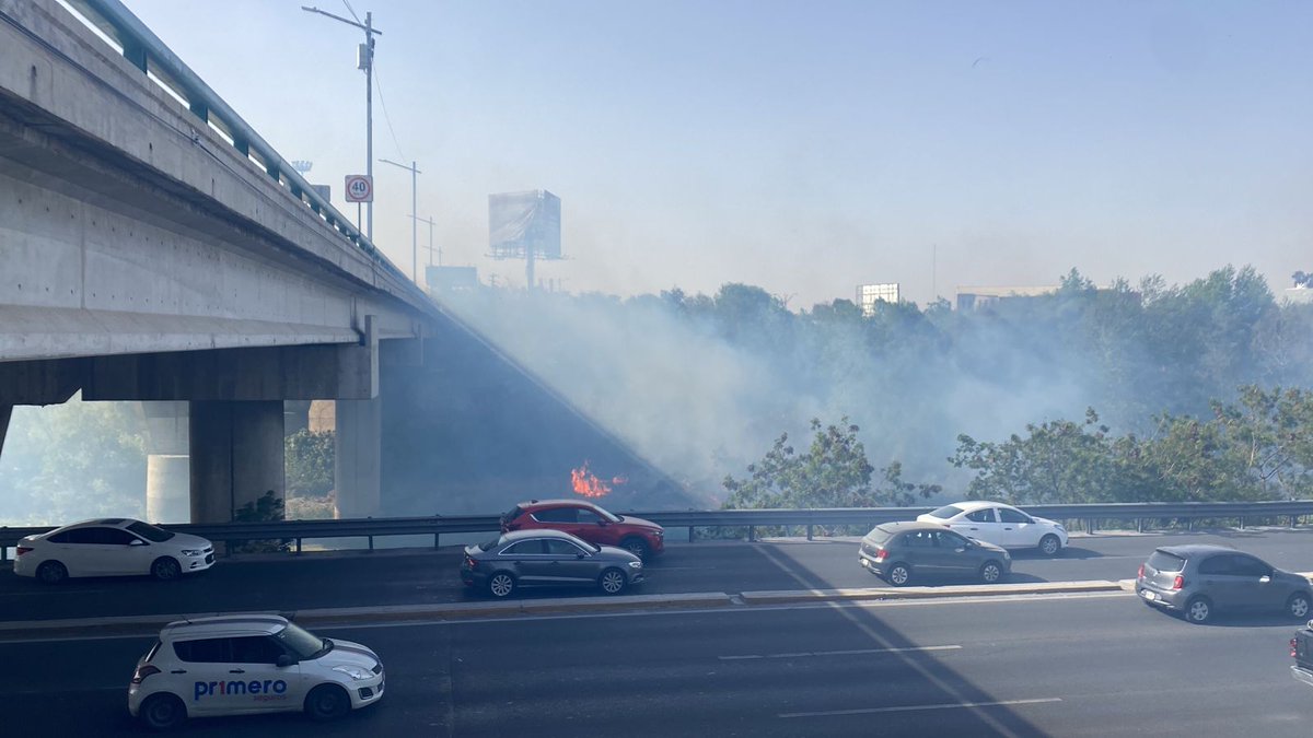 SoyFernandaLV's tweet photo. ¡Por un demonio! Lo que faltaba... 

Oootro incendio 🔥 de nuevo en el lecho del río Santa Catarina, a la altura del puente Corregidora en #Guadalupe 🤦🏻‍♀️ 

ya páranle! 
Los bomberos están saturados lo que le sigue. https://t.co/bcz7q9dGz2