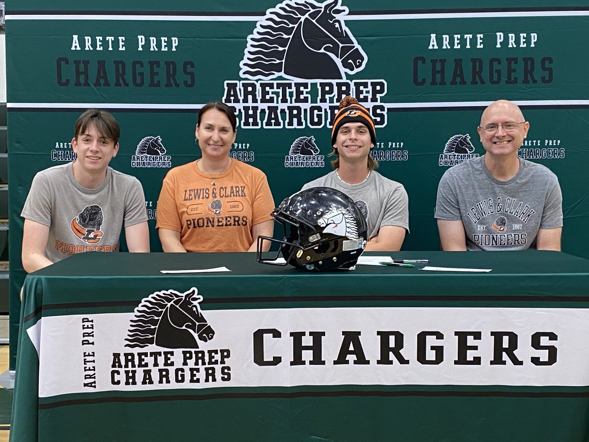 ccsmithaz's tweet photo. Congrats to Arete Prep RB/WR/ Returner ⁦@JackBellomy21⁩  who signed with ⁦@lewisandclark⁩ today.  I taught Jack in 6th &amp; 8th grade. Wow how they grow up fast! He will be successful at the next level. Best of luck Jack #saturdayfootball https://t.co/1MMUXHhaVx