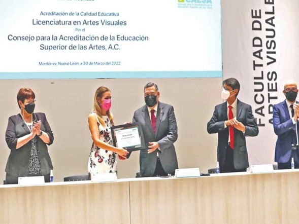 CopaesMx's tweet photo. Con un reconocimiento a la eficacia para incorporar recursos digitales y fortalecer el arte ante la pandemia, #CAESA otorgó a la Fac. de Artes Visuales @uanl  reacreditación de calidad a la Lic. en Artes Visuales. Felicidades rector Santos Guzmán López! https://t.co/Tn58pvSD9T