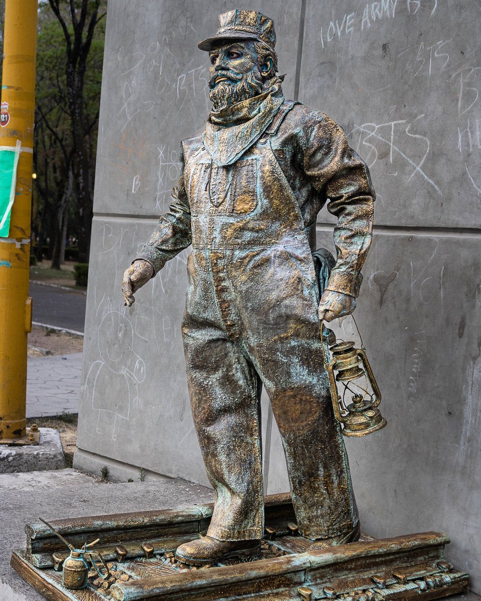 mmoctezuma3's tweet photo. Fulano de Tal...Avera
Presenta el nuevo personaje 
" Don Ferro Ferrocarrilero " 
#CulturaXelBarrio #FulanodetalAvera #ferrocarrilero  #DonFerroFerrocarrilero #cdmx #estatuaviviente #estatuaviva #livingstatues #livingstatue #Impresionarte #ElCorazondelArteEnlasCalles https://t.co/etGeCZ64cS